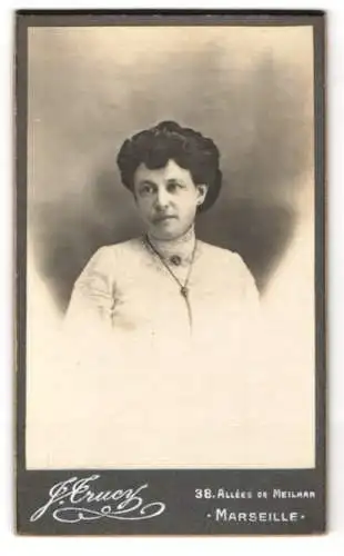 Fotografie J. Crucy, Marseille, 38, Allées de Meilman, Bürgerliche Dame mit Kragenbrosche