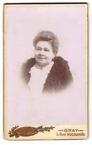 Fotografie Chrétien-Vittenet, Gray, 3, Rue Malcouverte, Bürgerliche Dame im Mantel