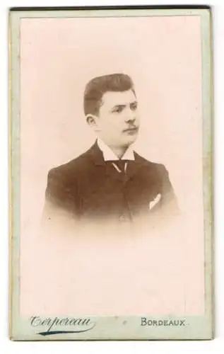 Fotografie A. Terpereau, Bordeaux, 30, Cours de l`Intendance, 30, Junger Herr im Anzug mit Krawatte