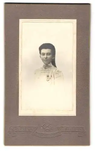 Fotografie G. Bernerat, Beauvais, 7, Rue Saint Pierre, Junge Dame im Kleid