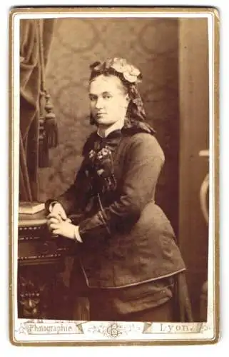 Fotografie C. Brotonnière, Lyon, 1, Place des Jacobins, Bürgerliche Dame mit Haube