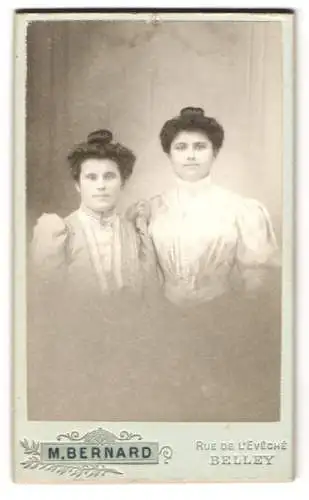 Fotografie M. Bernard, Belley, Rue de l`Evéché, Zwei junge Damen in Kleidern