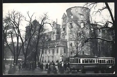 AK Stuttgart, Brand des Alten Schlosses 21.-22.12.1931, Blick von der Planie auf die Ruine, Strassenbahn
