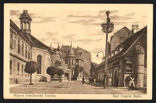 AK Trencianské Teplice, Strassenpartie in der Innenstadt mit Thermalbad