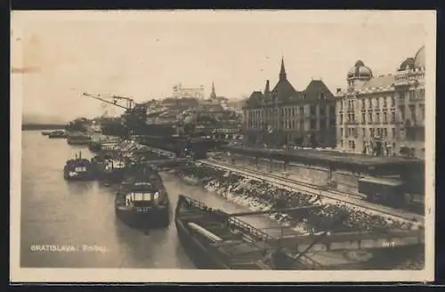 AK Bratislava, Priboj, Donauufer mit Lastkähnen und Lastkran