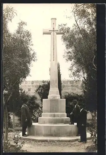 Foto-AK Taranto, Besucher vor einem Denkmal