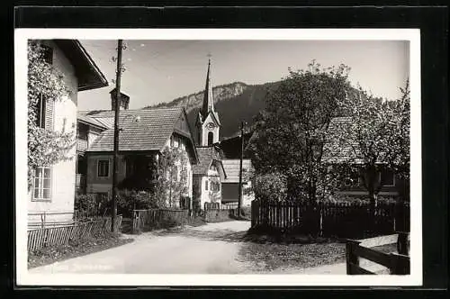 AK Goisern, Strassenpartie mit Kirche und Bergpanorama