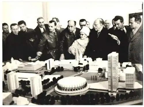 13 Fotografien Ansicht Suhl, Modell der Stadt, Walter Ulbricht, Centrum Einkaufcenter, Schiessplatz, Skisprungschanze DDR
