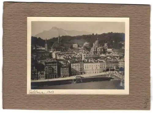 Fotografie unbekannter Fotograf, Ansicht Salzburg, Blick auf die Stadt mit Haus Richards-Quelle