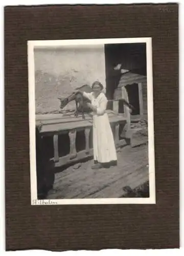 Fotografie unbekannter Fotograf, Ansicht Voldertal, junge Frau mit Ziege auf der Stifsalm