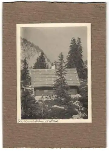 Fotografie unbekannter Fotograf, Ansicht Fürstenbrunn, Blick auf das Jagdhaus der Schweigmühlalm mit Wanderern
