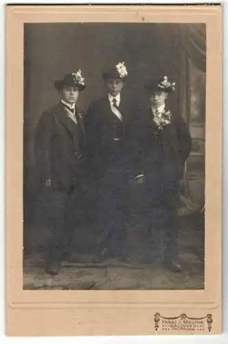 Fotografie Franz J. Mauthe, Balingen, drei junge Herren in Anzügen vor der Musterung mit geschmückten Hüten