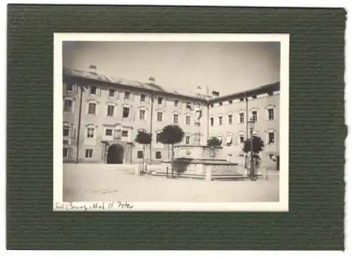 Fotografie unbekannter Fotograf, Ansicht Salzburg, der Hof St. Peter mit Brunnen