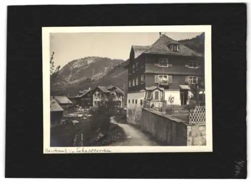 Fotografie unbekannter Fotograf, Ansicht Schoppernau, Partie im Ort mit dem Pfarrhaus