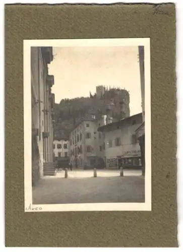 Fotografie unbekannter Fotograf, Ansicht Arco, Piazza Castello mit Geschäften
