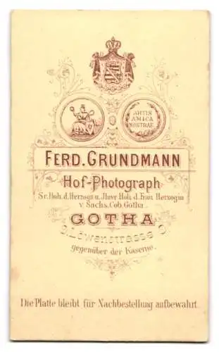 Fotografie F. Grundmann, Gotha, Löwenstrasse 9, Junge Dame mit opulentem Flecht-Dutt und Medaillon