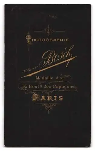 Fotografie Van Bosch, Paris, Bould. des Capucines 35, Schlanke junge Dame im taillierten Kleid mit Spitzenkragen