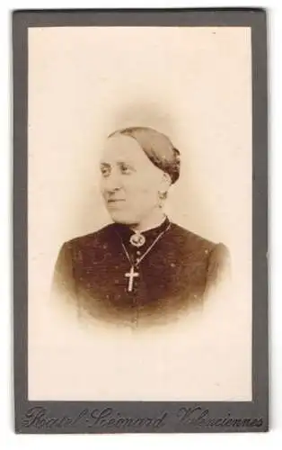 Fotografie Roatel-Léonard, Valenciennes, Heitere Dame mit Dutt, Kragenbrosche und Kreuzkette