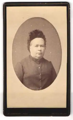 Fotografie Charles Scherrer, Neufchateau, Ältere Dame mit schwarzer Kopfbedeckung