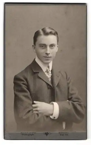 Fotografie Willy Dose, Bremen, Wall 116, Eleganter Jüngling mit Seitenscheitel und Manschettenknöpfen