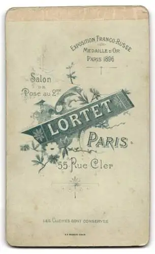 Fotografie Lortet, Paris, Rue Cler 55, Junger Herr mit Zwicker, Oberlippenbärtchen und Blume am Revers
