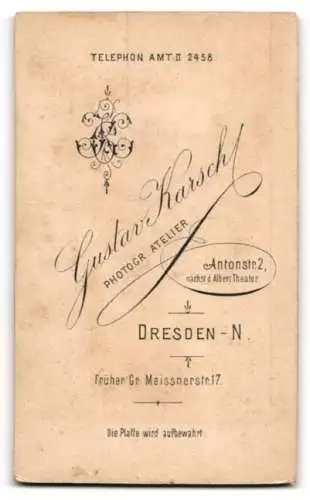 Fotografie Gustav Karsch, Dresden, Antonstrasse 2, Junge Dame mit Stirnlocken im festlichen Puffärmelkleid