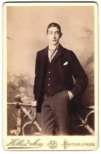 Fotografie Hellis & Sons, London, 211 /213 Regent Street, Junger Mann im dreiteiligen Anzug mit einer Krawatte