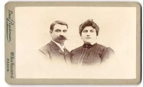 Fotografie Louis Ryckman, Paris, 49 Rue Buzenval, Bürgerlicher Herr mit markantem Schnurrbart neben seiner Frau