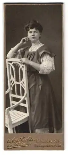 Fotografie Oskar Goetze, Königsberg i. Pr., Weissgerberstr. 22a, Junge Frau im eleganten Kleid über einer Rüschenbluse