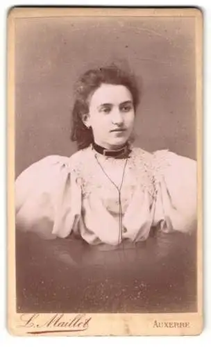Fotografie L. Maillet, Auxerre, 4 Rue du Temple, Junge Frau im Kleid mit weiten Puffärmeln mit einem Halsband