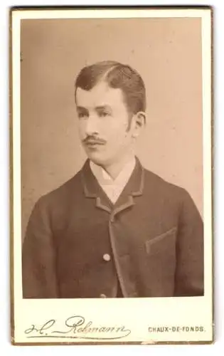 Fotografie Henrie Rebmann, Chaux-de-Fonds, 12 Rue du Parc, Junger Mann mit Seitenscheitel und einem Schnurrbart