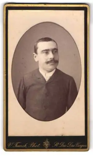 Fotografie V. Franck, Saint-Dié-des-Vosges, Grande Rue 62, Junger Mann mit grossem Kopf und Schnurrbart