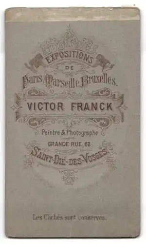 Fotografie V. Franck, Saint-Dié-des-Vosges, Grande Rue 62, Junger Mann mit grossem Kopf und Schnurrbart