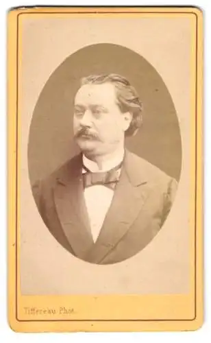 Fotografie Tiffereau, Grenelle-Paris, 130 Rue du Théatre, Bürgerlicher Herr im Anzug mit Fliege und einem Schnurrbart