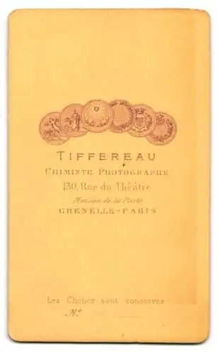 Fotografie Tiffereau, Grenelle-Paris, 130 Rue du Théatre, Bürgerlicher Herr im Anzug mit Fliege und einem Schnurrbart