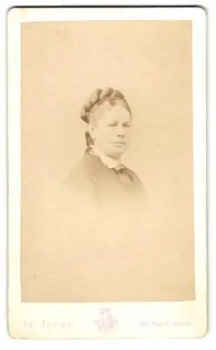 Fotografie Le Jeune, Paris, 350 Rue St. Honoré, Bürgerliche Dame mit elegant frisiertem Haar und Schleife am Kragen