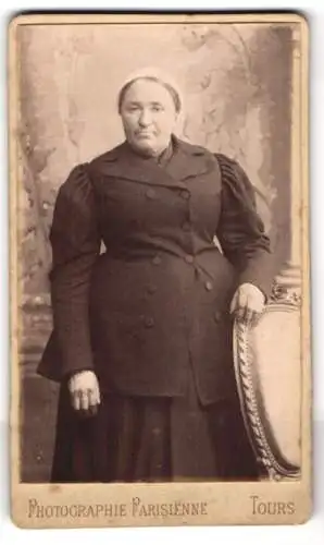 Fotografie Photographie Parisienne, Tours, 6 Rue de la Préfecture, Füllige ältere Dame im zweireihigen Sakko