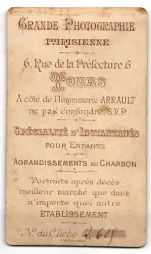 Fotografie Photographie Parisienne, Tours, 6 Rue de la Préfecture, Füllige ältere Dame im zweireihigen Sakko