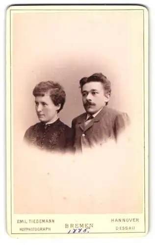 Fotografie Emil Tiedemann, Bremen, Richtweg 12, Junges Ehepaar, der Mann mit angespannter Haltung