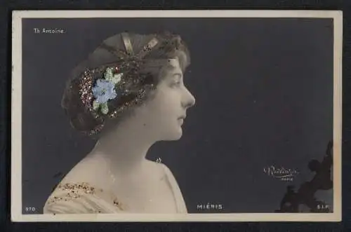 Glitzer-Perl-AK Seitliches Portrait eine Frau mit Glitzer-Perlen im Haar und einer Blume aus Stoff