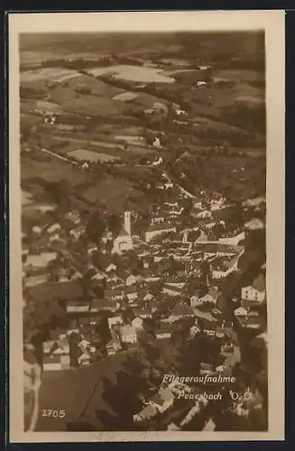 AK Peuerbach /O.-D., Totalansicht mit Umgebung, Fliegeraufnahme