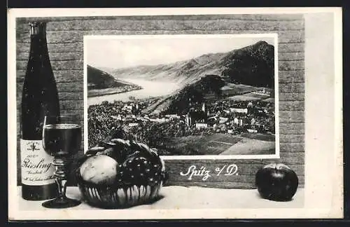AK Spitz a. d. Donau, Panorama mit Donau, Weinflasche mit Glas, Obstkorb