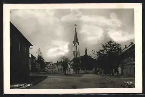 AK Riedau /O.-D., Strassenpartie mit Kirche