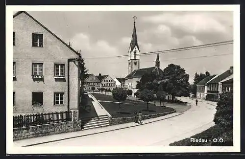 AK Riedau /O.-Ö., Strassenpartie mit Kirche