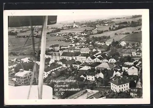 AK Neumarkt im Hausruckkreis, Teilansicht mit Kirche, Fliegeraufnahme