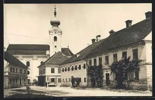 AK Hofkirchen a. d. Trattnach, Strassenpartie mit Gasthaus und Kirche