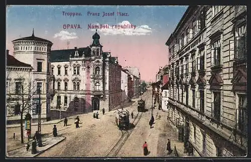 AK Troppau, Franz Josef Platz mit Strassenbahnen und Leuten