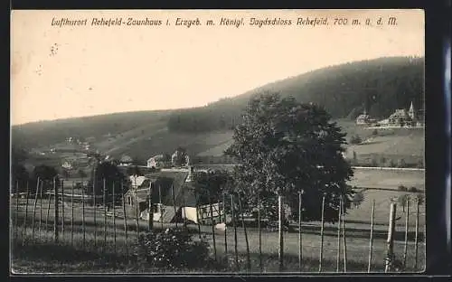 AK Rehefeld-Zaunhaus i. Erzgeb., Gesamtansicht mit König. Jagdschloss Rehefeld