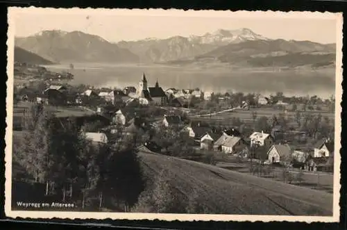 AK Weyregg am Attersee, Teilansicht vom Berg aus, im Hintergrund Berge