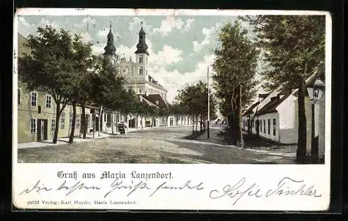 AK Maria Lanzendorf, Teilansicht mit Wohnhäusern und Kirche, Strassenpartie